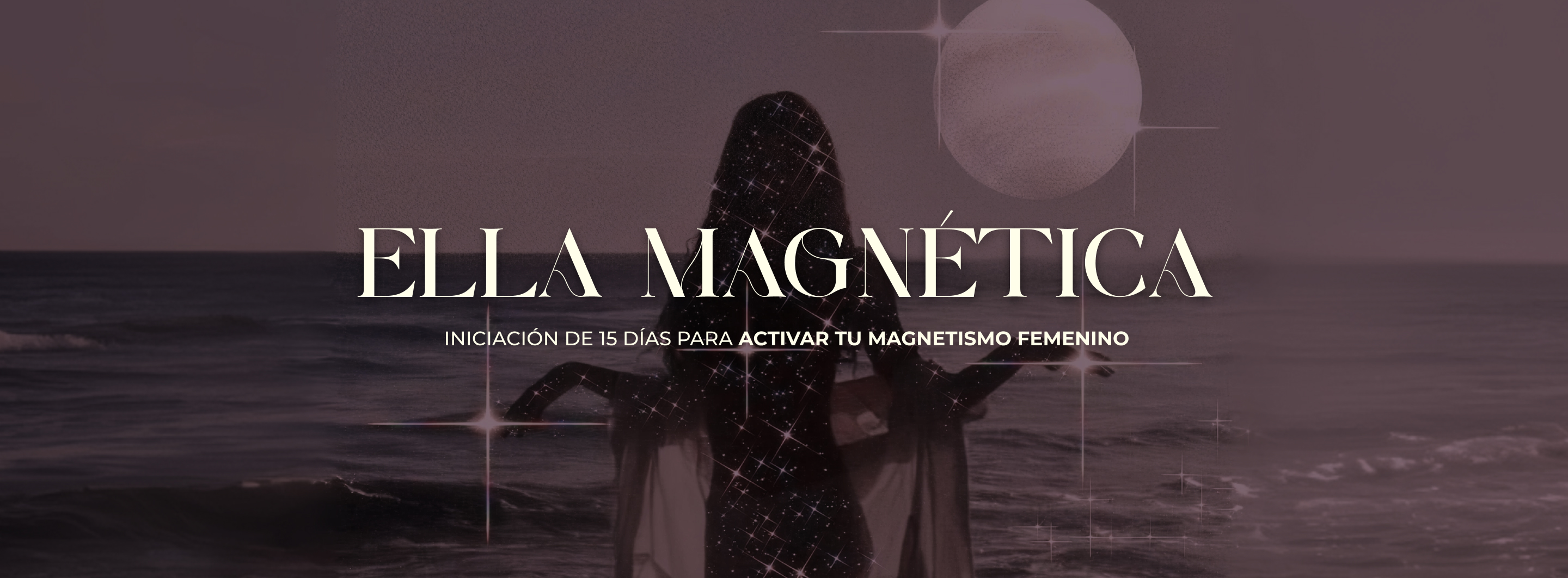 Mujer de espaldas frente al mar al atardecer bajo una luna pálida